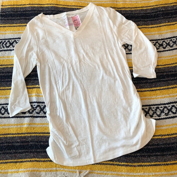 SOLD! White 3/4 sleeve Maternity Top NWT 🛍 - Picture 1 of 3